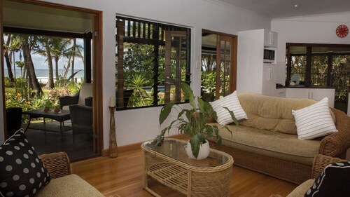 Gecko's Cottage - Absolute Beachfront