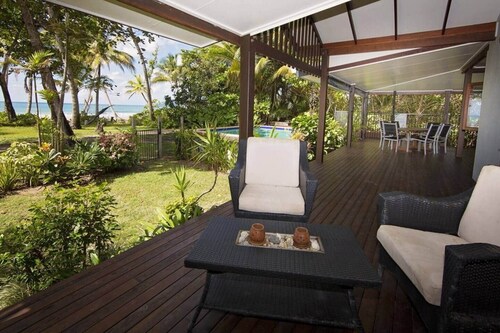 Gecko's Cottage - Absolute Beachfront