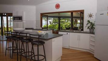 Kylskåp, mikrovågsugn, ugn och spishäll