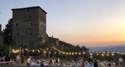 Castillo rústico en la naturaleza perfecto para grupos grandes / bodas / eventos
