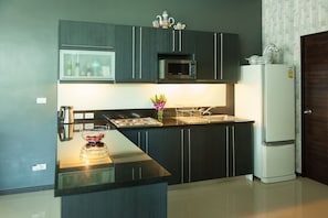 Microwave, coffee/tea maker, electric kettle, toaster