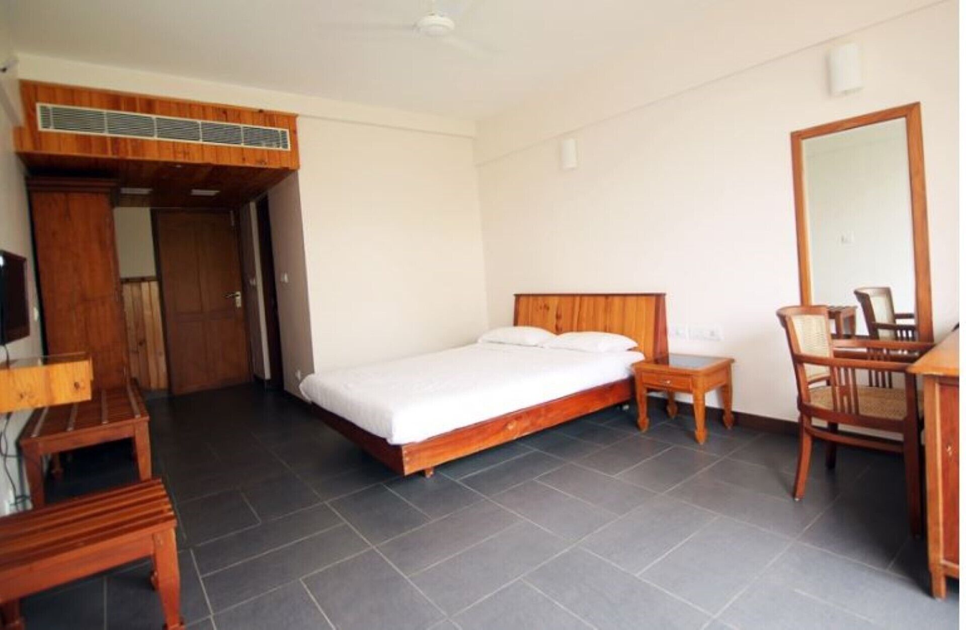 203 DOUBLE ROOM WITH QUEEN SIZE COT