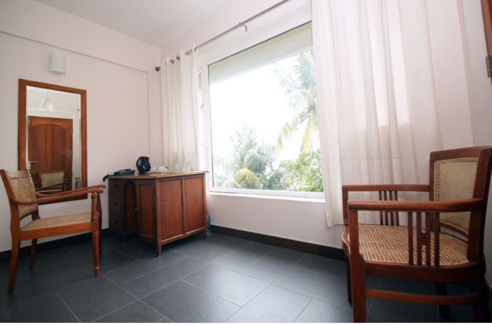 203 DOUBLE ROOM WITH QUEEN SIZE COT