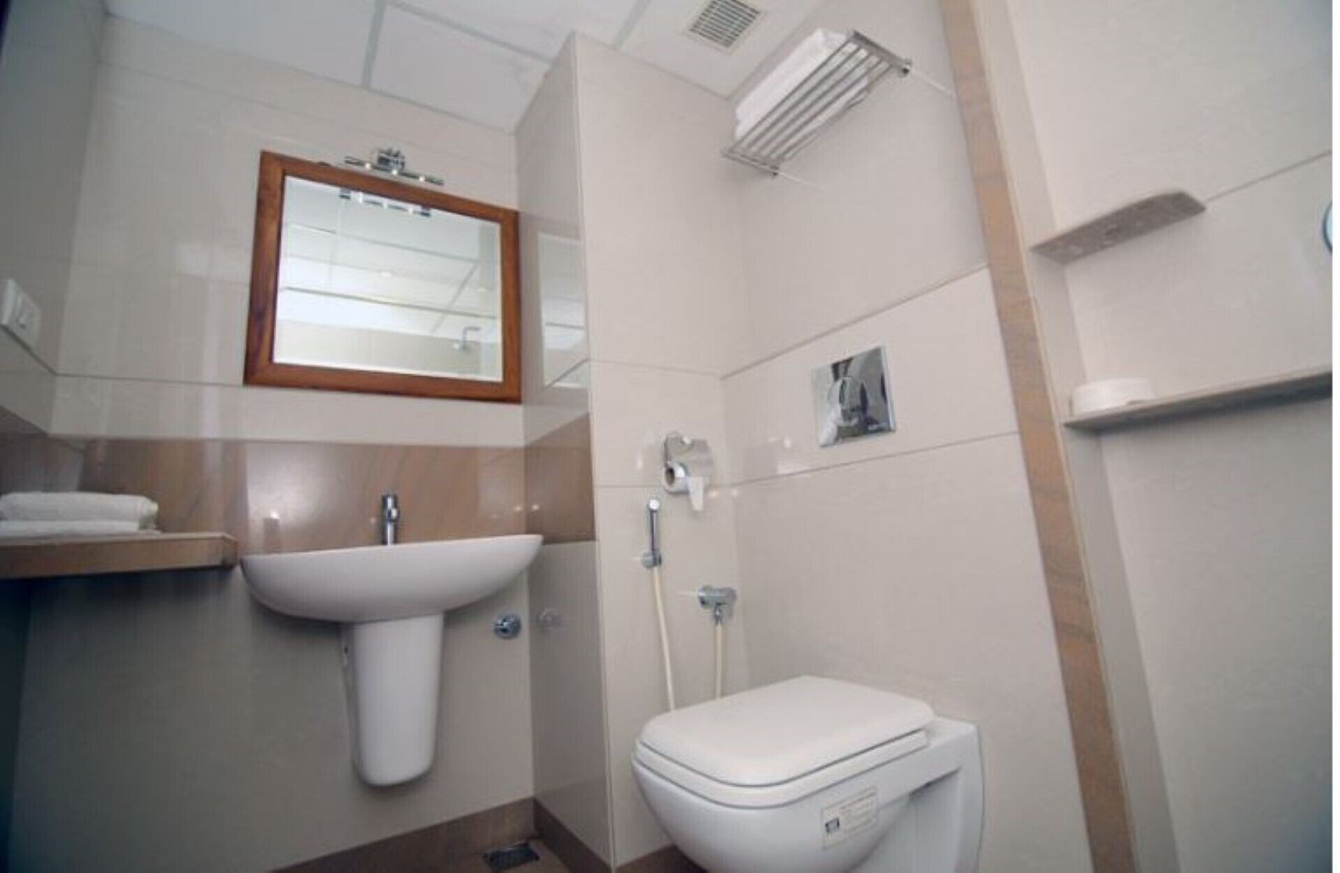 203 DOUBLE ROOM WITH QUEEN SIZE COT