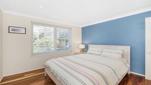 4 bedrooms, iron/ironing board, Internet, bed sheets - The Whitehouse @ Copa - Views Galore (Copacabana)