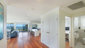 Amplia sala de estar con vista al mar, cocina con una isla grande y un baño separado.