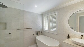 Shower, towels - The Whitehouse @ Copa - Views Galore (Copacabana)