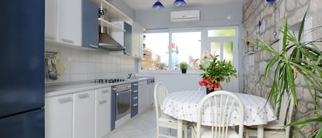 Réfrigérateur, micro-ondes, four, plaque de cuisson