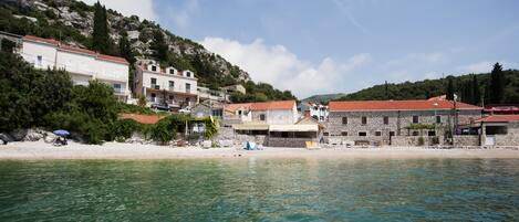 Plage, chaises longues, serviettes de plage