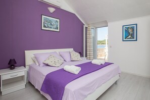 3 bedrooms, in-room safe, iron/ironing board, travel cot