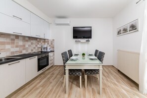 Fridge, oven, stovetop, dishwasher