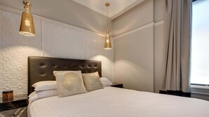 A modern hotel room with a large bed, two bedside tables, and a decorative wall panel. - Family Retreat In Top Blue Mountains Location (Katoomba)