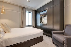 2 slaapkamers, een bureau, een strijkplank/strijkijzer, wifi