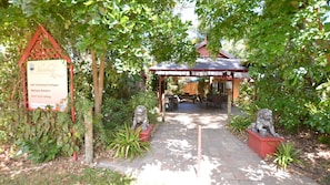 Property grounds - Shambhala Retreat Cottage 2 a peaceful place intended for rest and relaxation. (Nelly Bay)