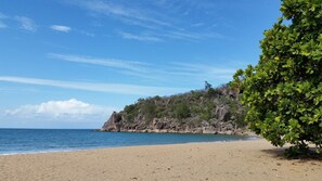 Una playa cerca, sillas reclinables de playa