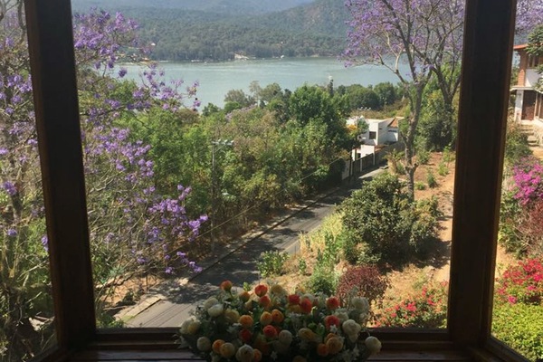 Vista al lago desde el comedor