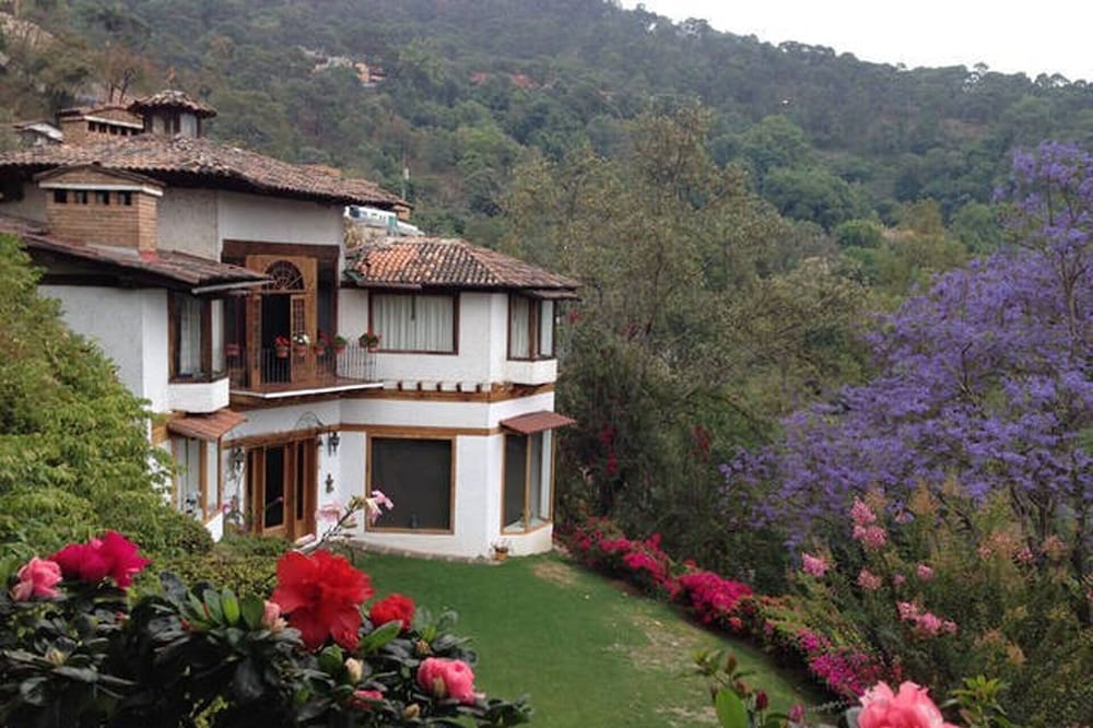Casa los Cuatro Manguitos for 10 guests 5 min away from lake & downtown