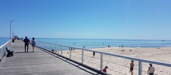 242 Steps to the Beach at Grange with Netflix and train to the City/Footy