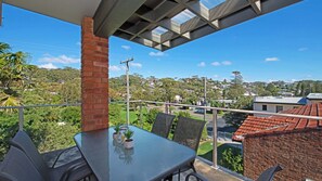 Outdoor dining - M & M's Hideaway - 100m to Avoca Beach (AVOCA BEACH)