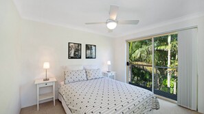2 bedrooms, iron/ironing board, Internet - M & M's Hideaway - 100m to Avoca Beach (AVOCA BEACH)