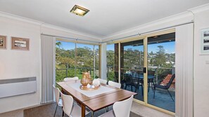 Dining - M & M's Hideaway - 100m to Avoca Beach (AVOCA BEACH)