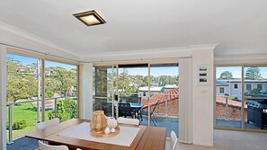 Dining - M & M's Hideaway - 100m to Avoca Beach (AVOCA BEACH)