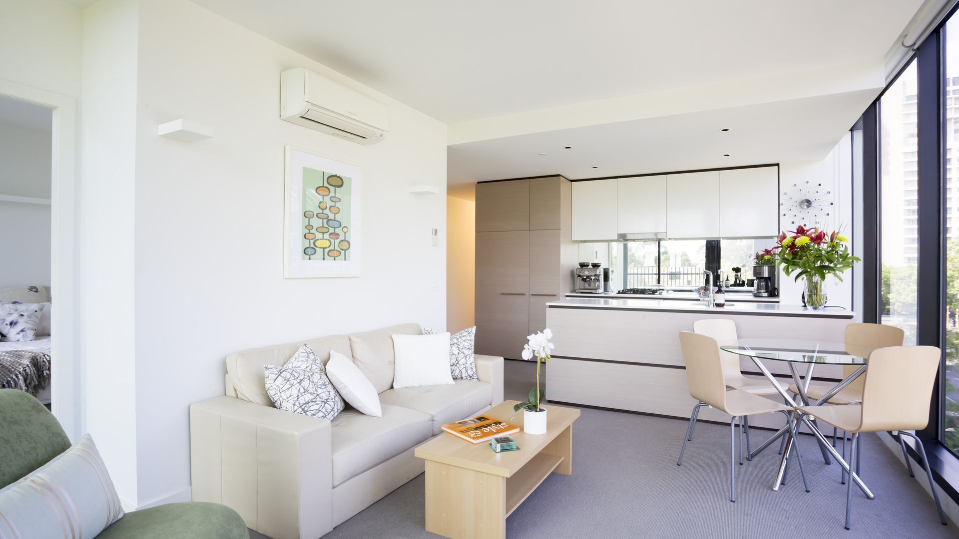 St Kilda Rd apartment - light filled and lovely