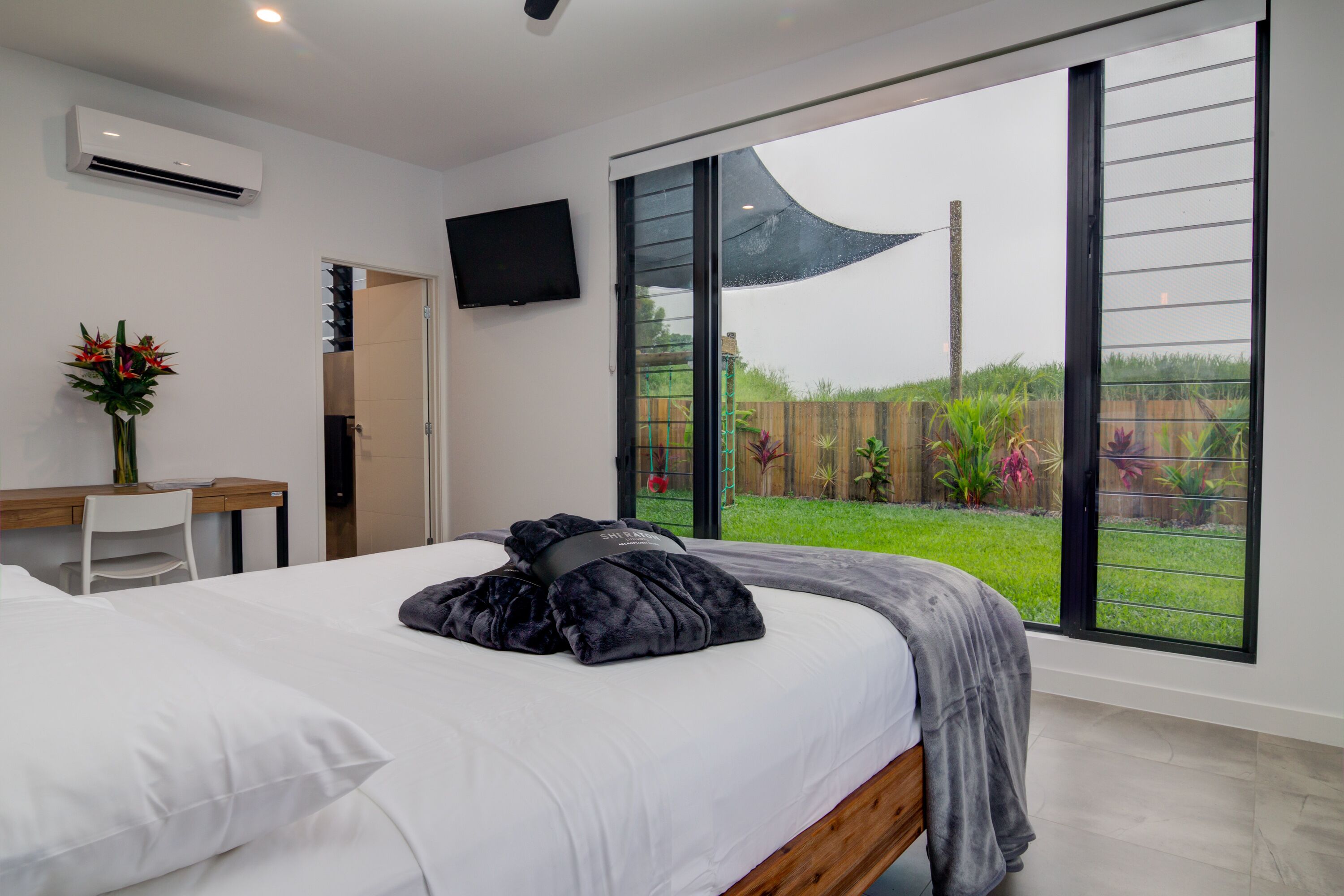 Ulysses - 4BR House with 20m Heated Lap Pool — image 14