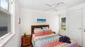 4 bedrooms, iron/ironing board, Internet, bed sheets - The Hamptons - Beach House (AVOCA BEACH)
