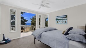 4 bedrooms, iron/ironing board, Internet, bed sheets - The Hamptons - Beach House (AVOCA BEACH)