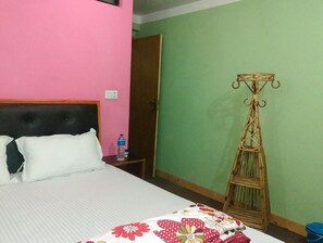 5 quartos, escrivaninha, ferros/tábuas de passar roupa