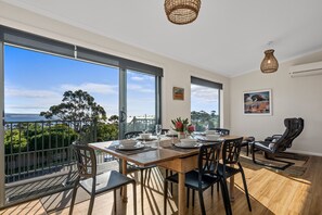 Dining - GRANITE BEACH HOUSE @ Binalong Bay of Fires (Binalong Bay)