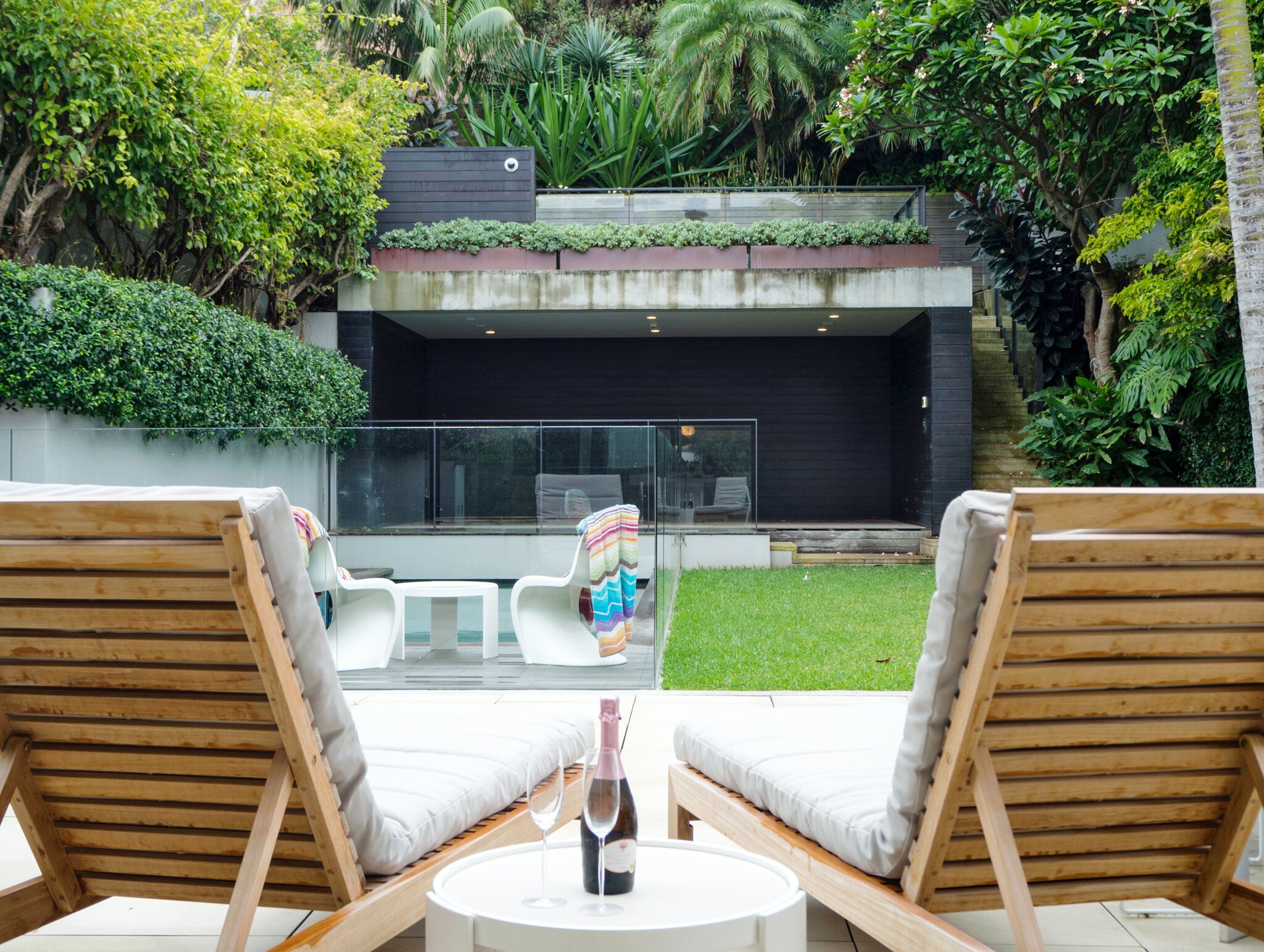 World class in Tamarama Beach with expansive views — image 15