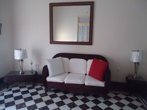 TV, bøker og stereoanlegg