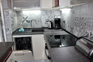 Mikrowelle, Geschirrspüler, Wasserkocher mit Kaffee-/Teezubehör