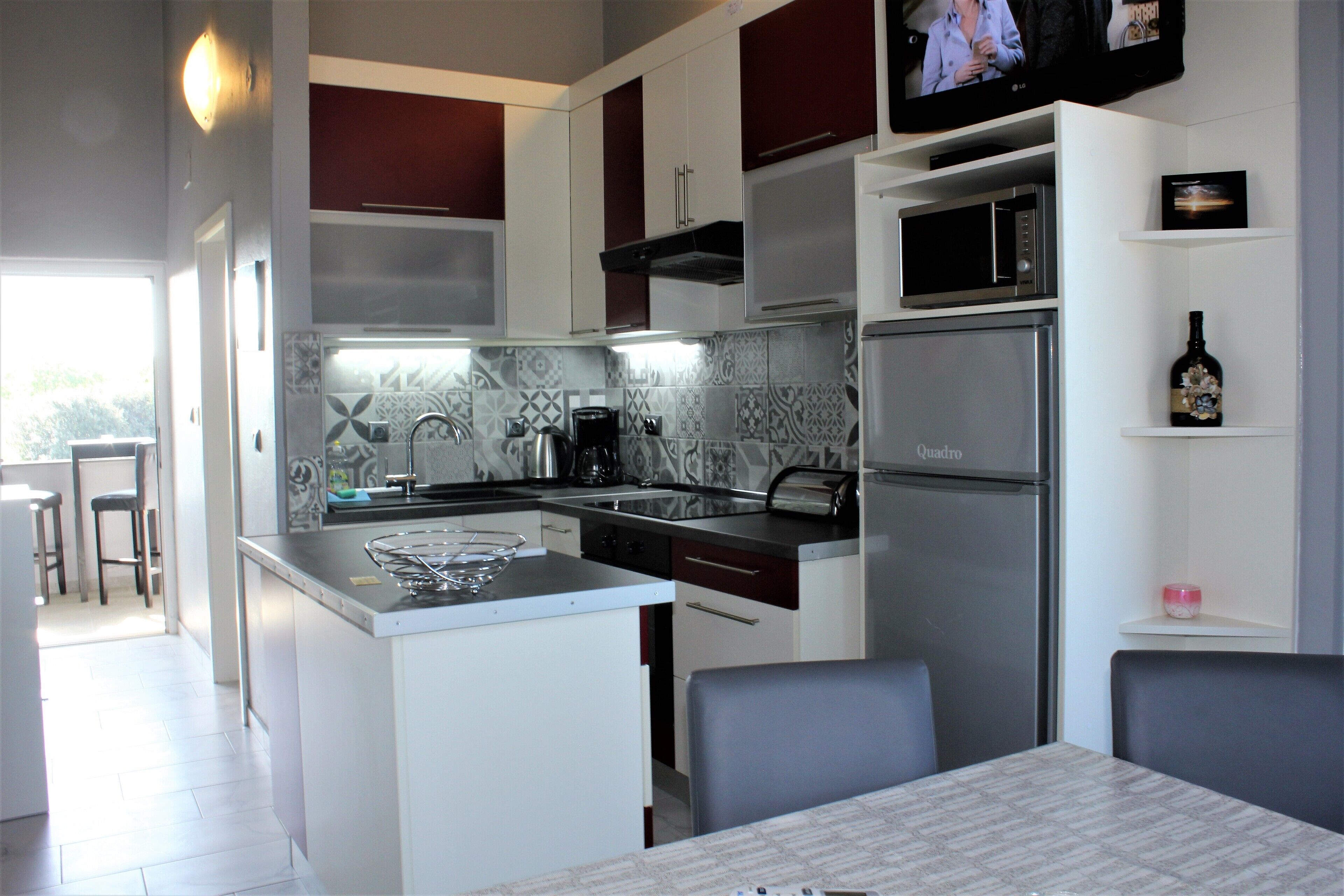 Mikrowelle, Geschirrspüler, Wasserkocher mit Kaffee-/Teezubehör