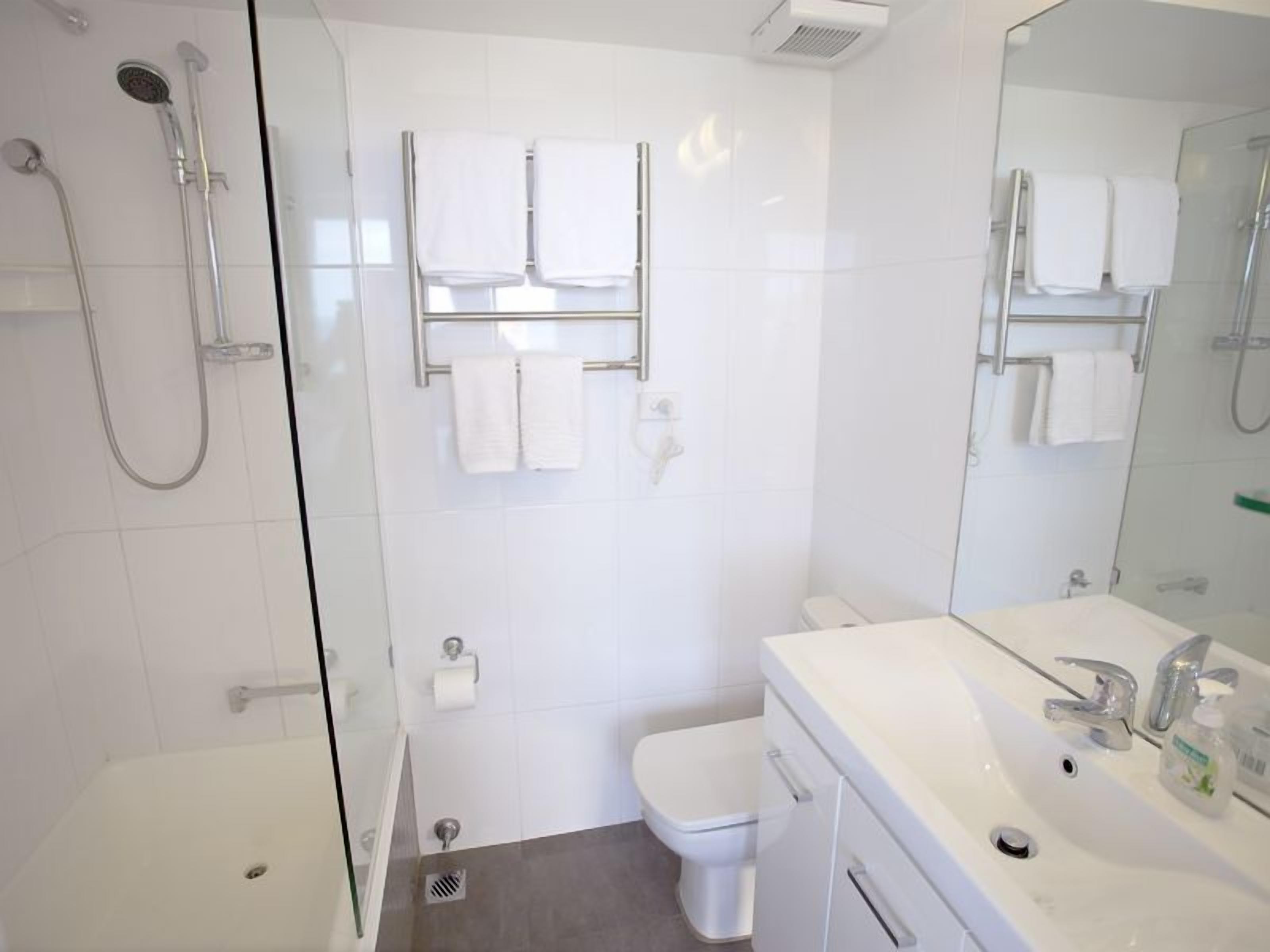 Manly Ocean Beach Apartment + Views! — image 11