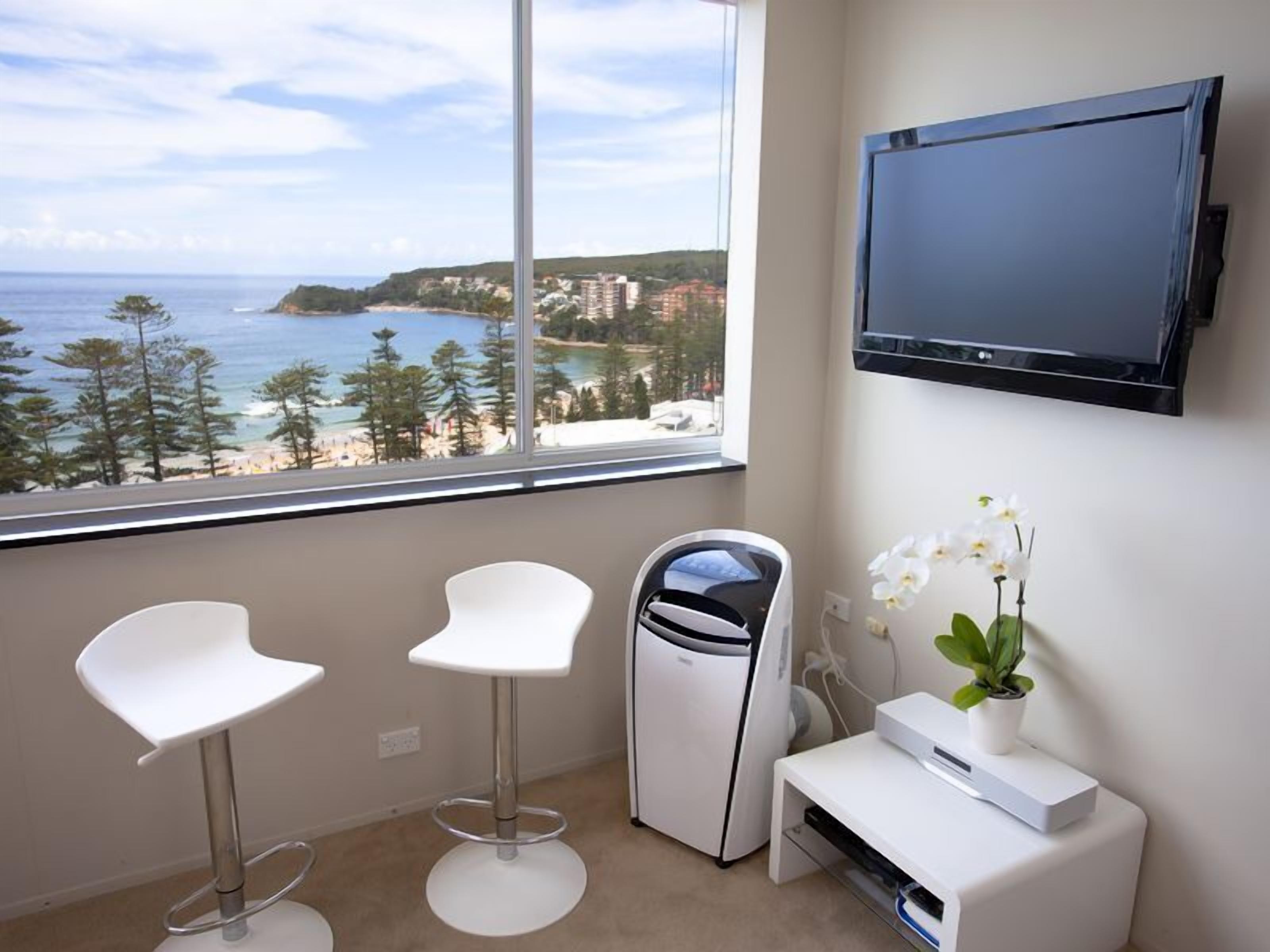 Manly Ocean Beach Apartment + Views! — image 5