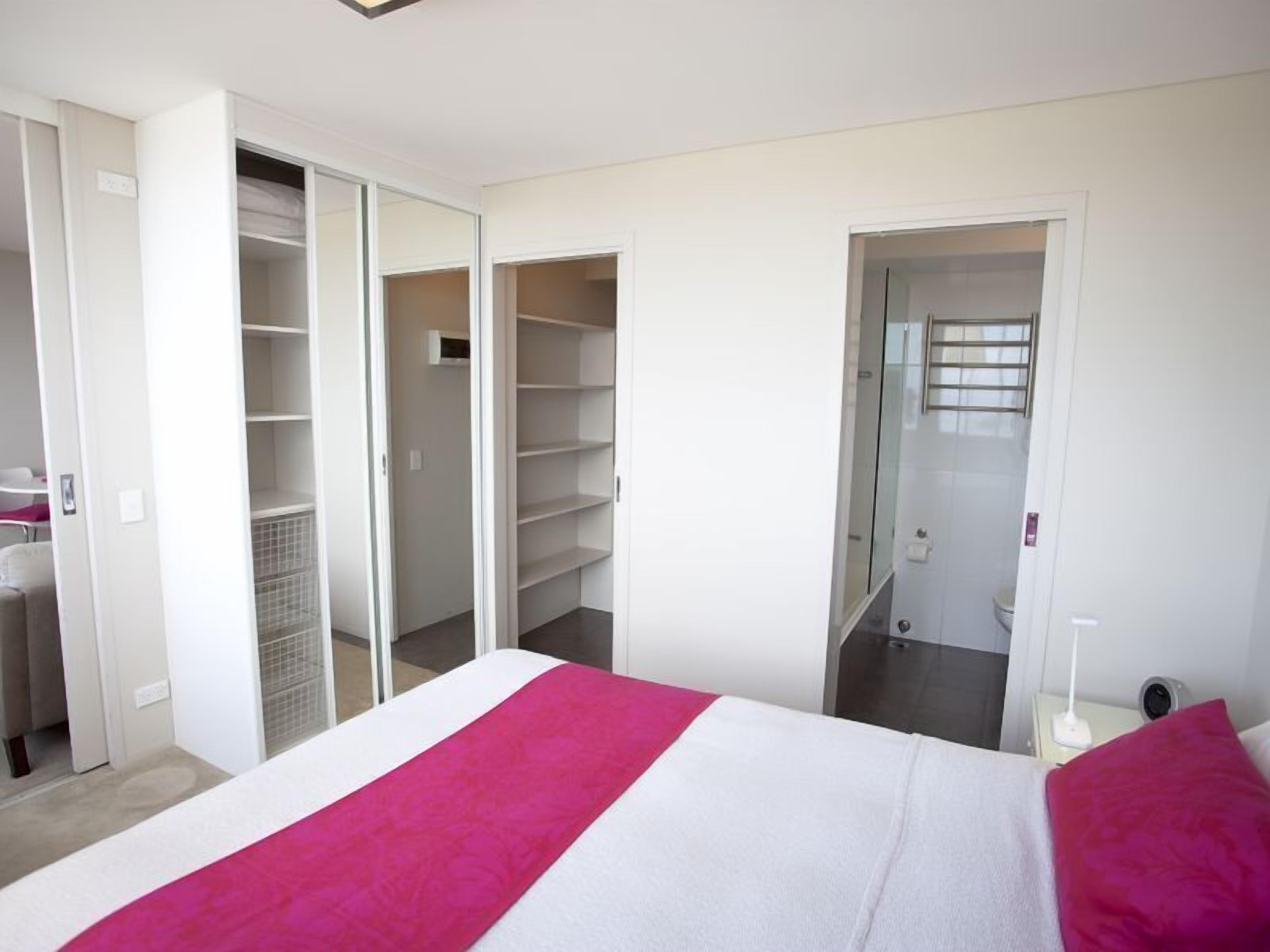 Manly Ocean Beach Apartment + Views! — image 9