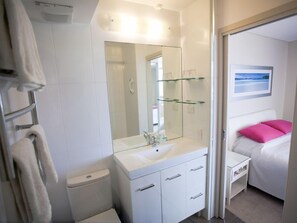 Combined shower/bathtub, hair dryer, towels