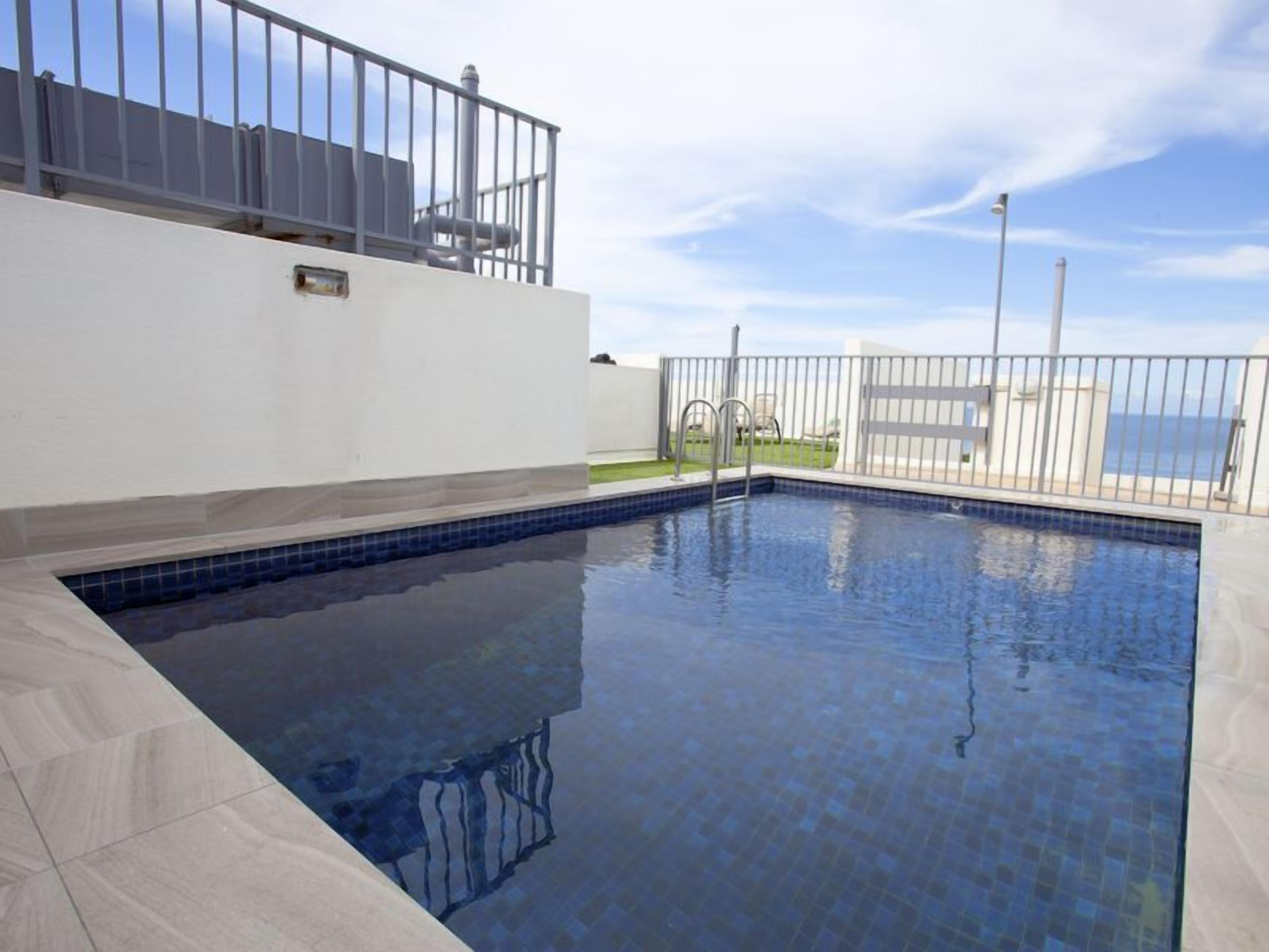 Manly Ocean Beach Apartment + Views! — image 4