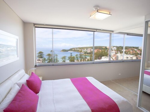 Manly Ocean Beach Apartment + Views!