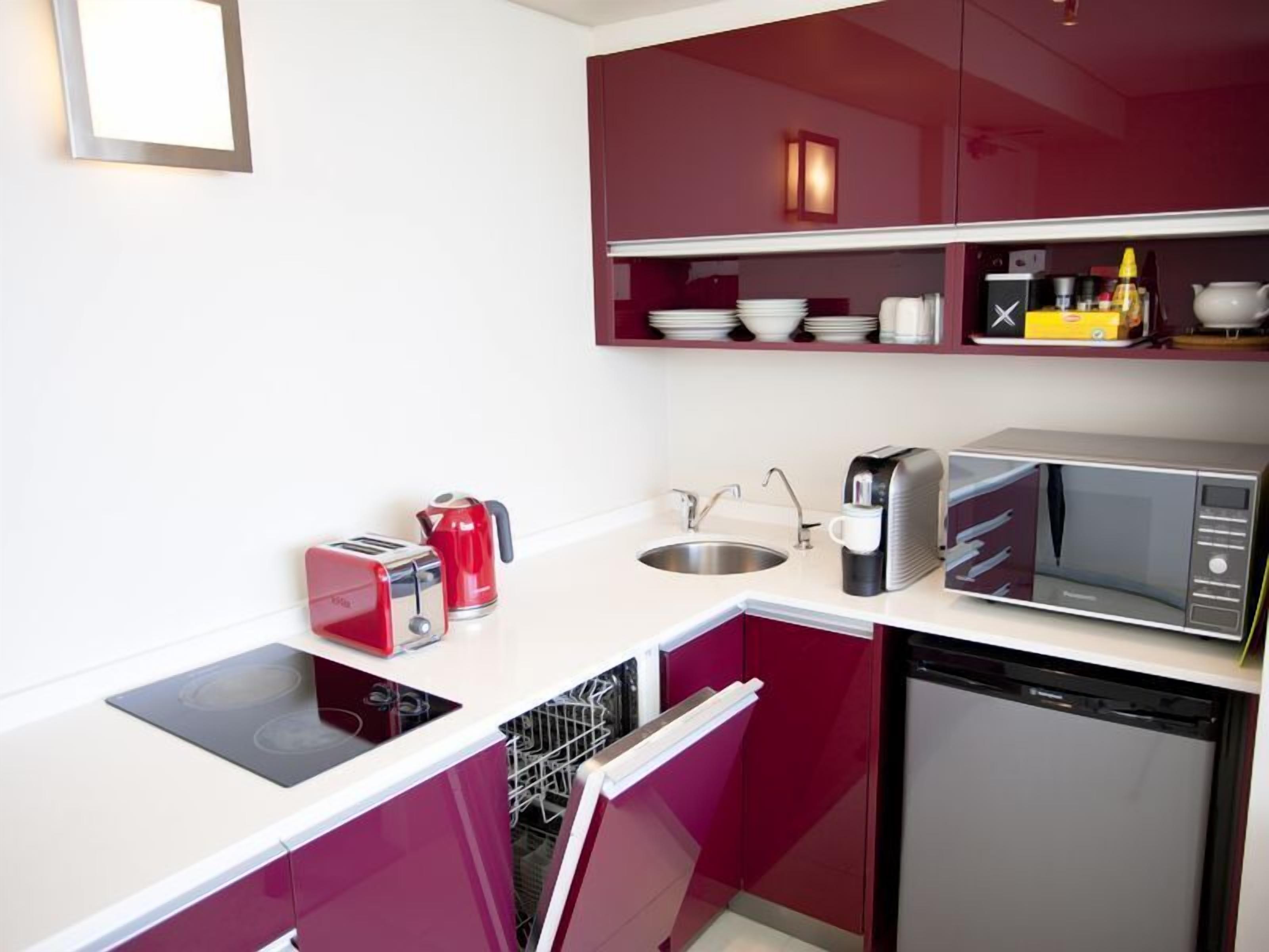 Manly Ocean Beach Apartment + Views! — image 6