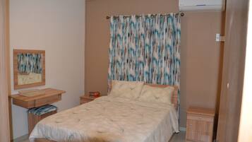 2 chambres, coffres-forts dans les chambres, fer et planche à repasser