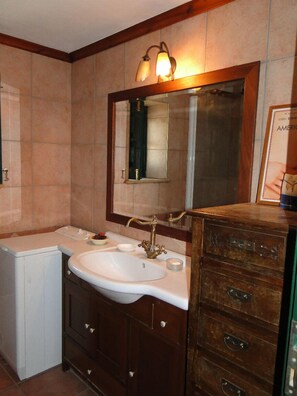 Dusche, Haartrockner, Handtücher, Shampoo