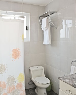 Douche, sĂšche-cheveux, serviettes fournies, savon