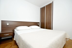 1 bedroom, in-room safe, iron/ironing board, free WiFi
