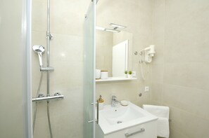 Douche, sèche-cheveux, serviettes fournies, shampoing