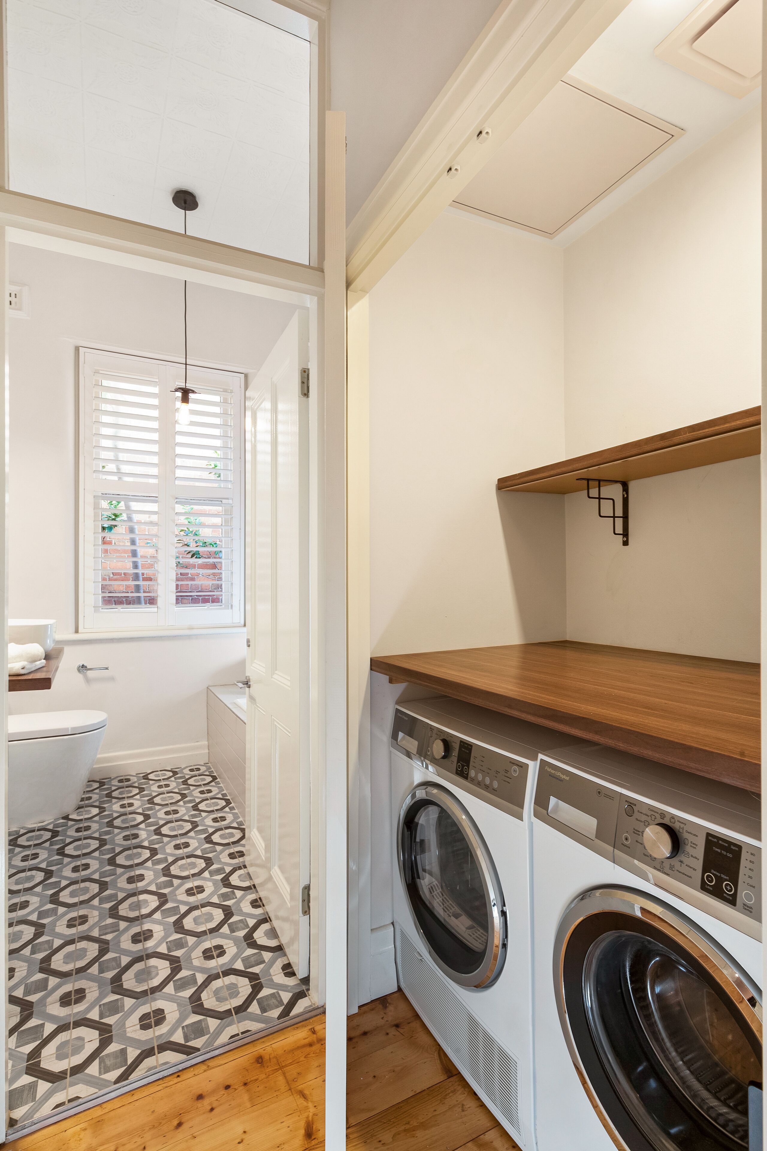 Heaven on Erin - Great MCG Location 4 BR Parking — image 3