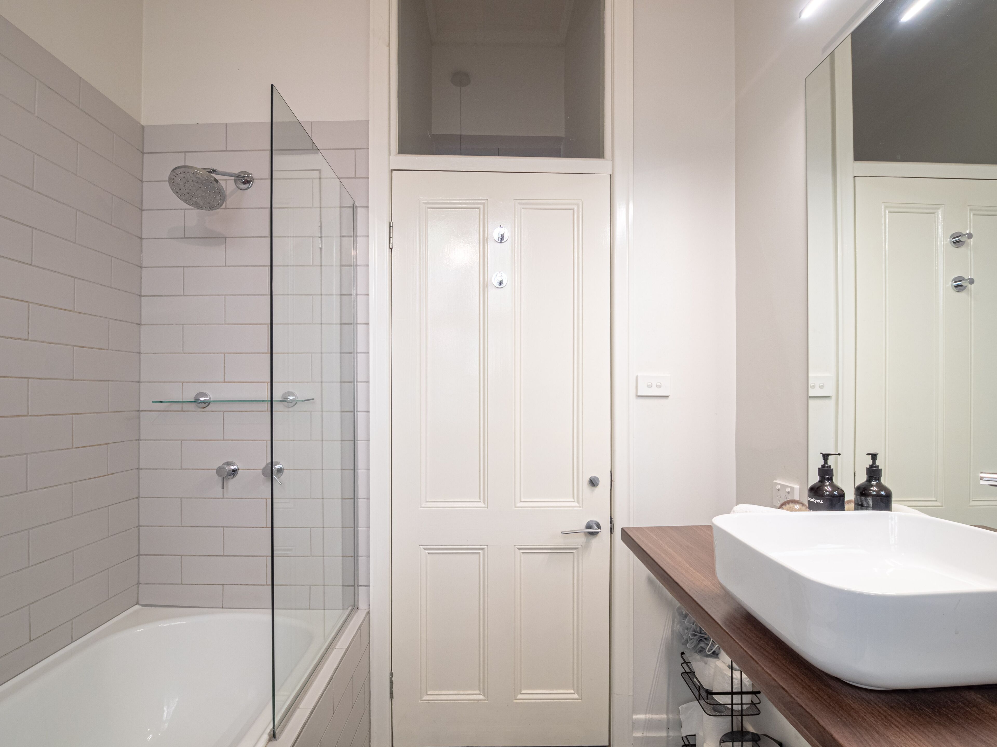 Heaven on Erin - Great MCG Location 4 BR Parking — image 15